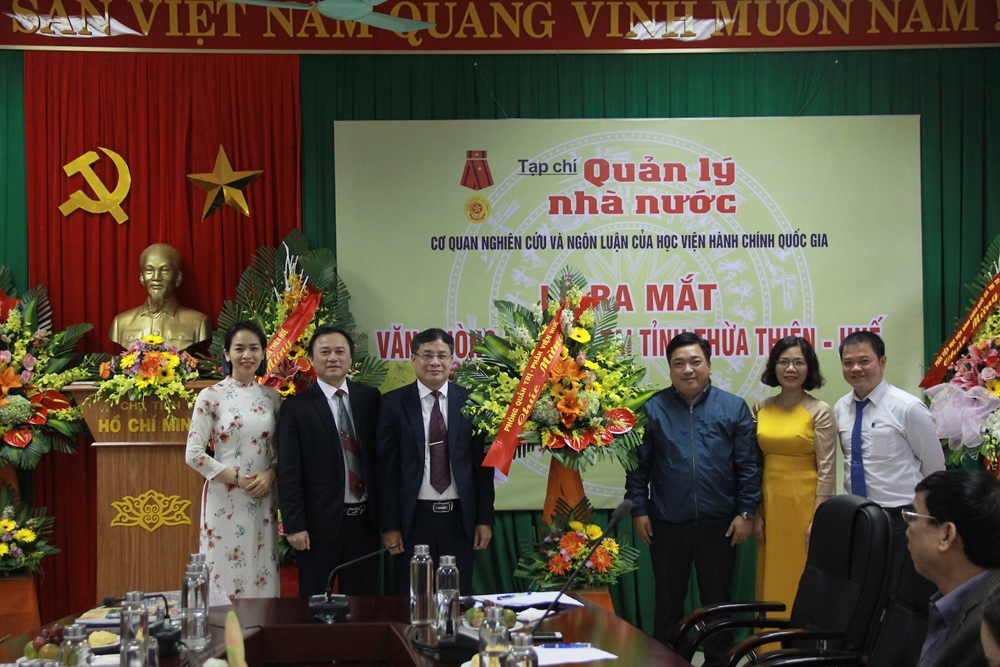 Division for Administration Affairs, NAPA Branch Campus in Hue City presenting flowers to congratulate 