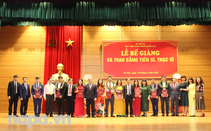 Photo time of Assoc Prof.Dr Trieu Van Cuong,  Dr Dang Xuan Hoan, NAPA Vice Presidents, supervisors and newly graduated doctors 