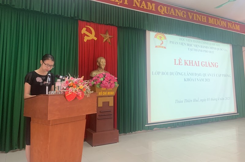 Ms. Mai Thi Phuong Dung, Head of Refresher Training Management Division, NAPA Branch Campus in Hue city announcing decisions of organization of the training course 