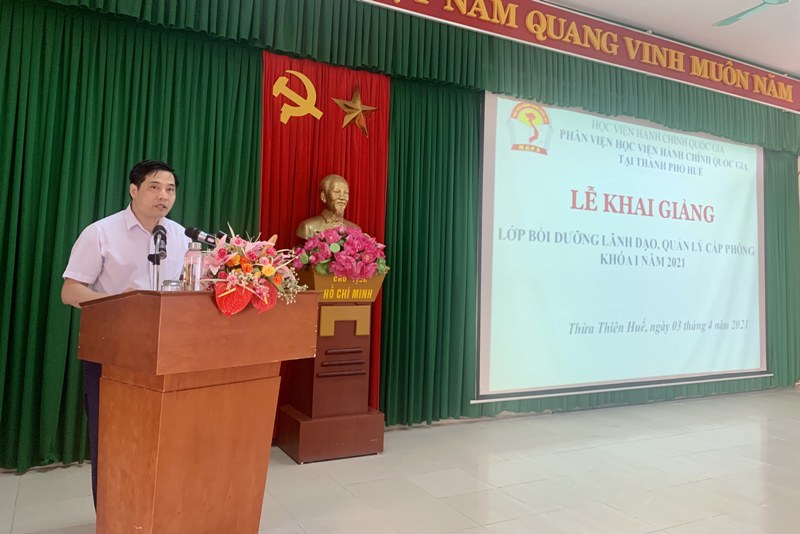 Deputy Director General, NAPA Branch Campus in Hue city speaking at the event