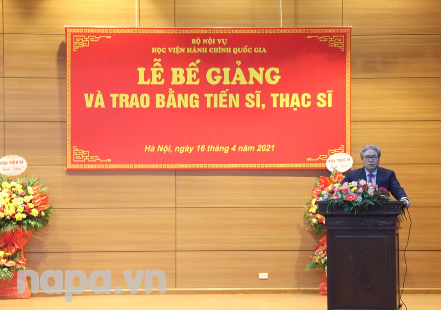 Dr. Dang Xuan Hoan speaking at the ceremony