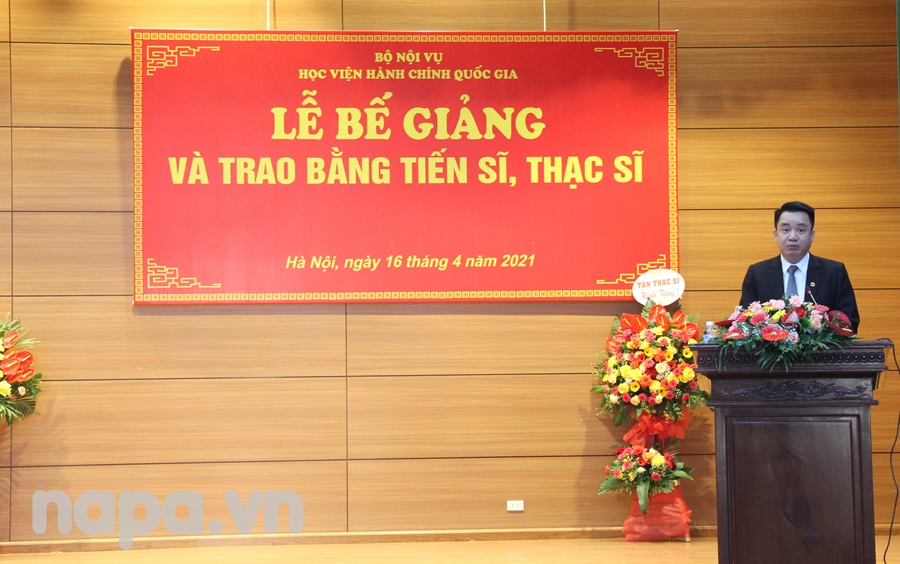 Newly graduated master Tong Ngoc Dong speaking at the event