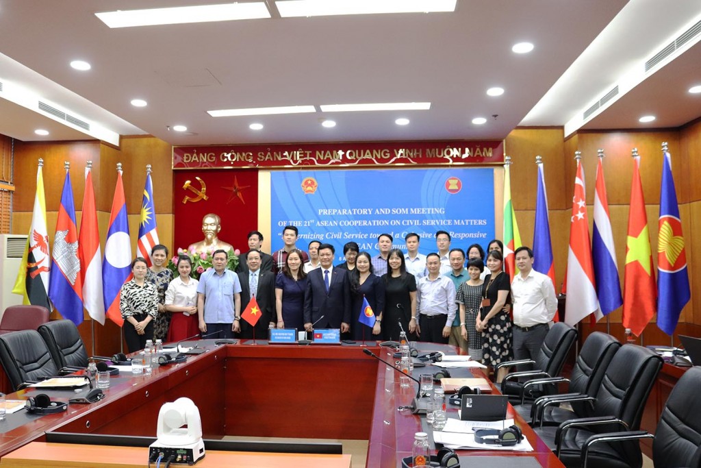 Photo time of Deputy Minister Nguyen Duy Thang and the meeting participants.