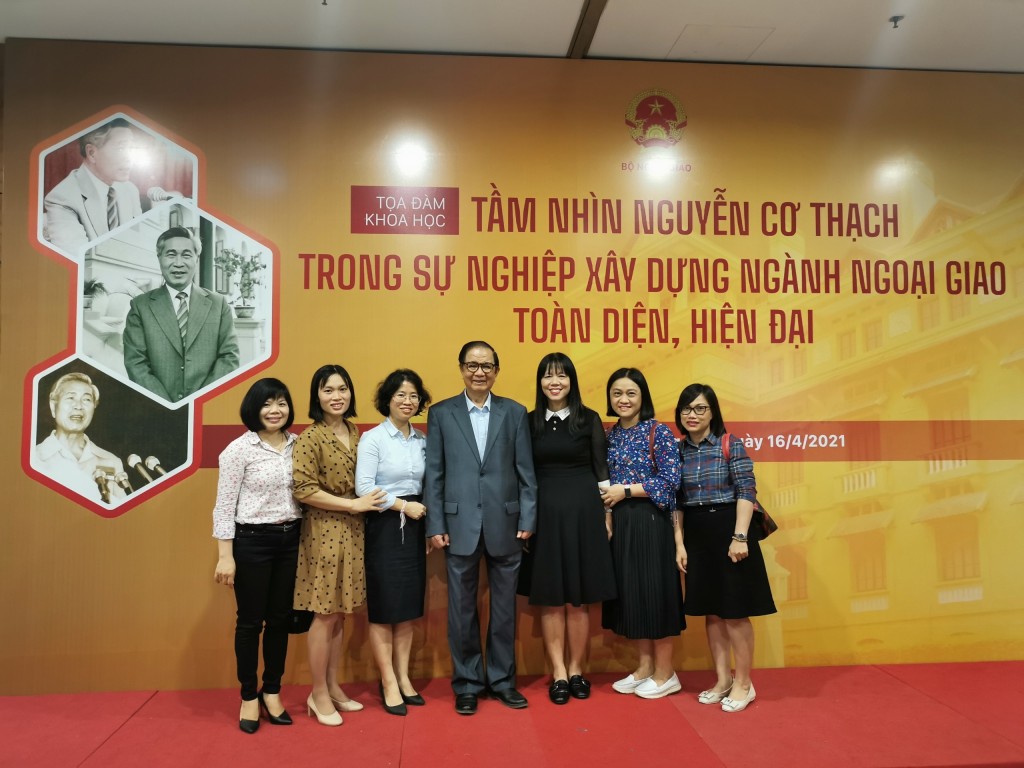 Photo time of NAPA delegation and former Minister Nguyen Dy Nien