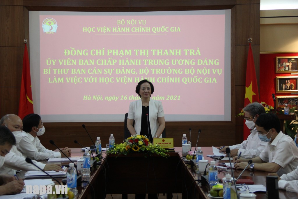 Minister of Home Affairs Pham Thi Thanh Tra charing the working session