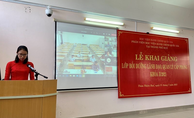 Ms. Mai Thi Phuong Dung, Head, Division of Training Management, NAPA Campus in Hue city announcing decisions of the training course organization
