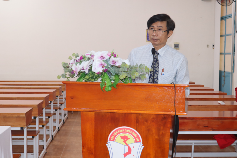Dr. Nguyen The Tai, Head of Training Management Division announcing decisions of the training course organization 