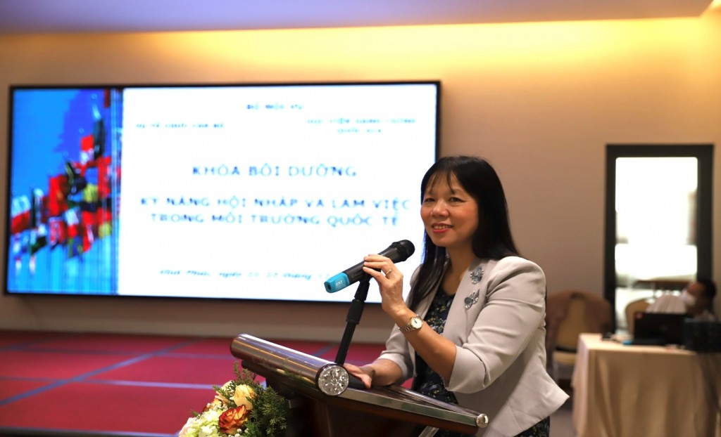 MS. Pham Thi Quynh Hoa – Director, International Cooperation Department, National Academy of Public Administration announcing the decisions on organization of the training course.