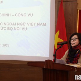 Doan Bich Hong delivering the training course report at the Closing Ceremony.