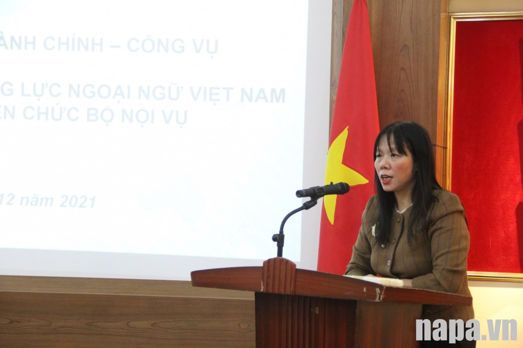 At the closing ceremony, Ms. Pham Thi Quynh Hoa, Director, Department of International Cooperation announcing the NAPA President’s decisions on course completion certificates.