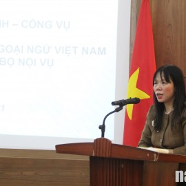At the closing ceremony, Ms. Pham Thi Quynh Hoa, Director, Department of International Cooperation announcing the NAPA President’s decisions on course completion certificates.