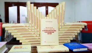 The nearly-500-page book puts together 29 articles and speeches by the leader from the preparation of documents of the Party's 13th National Congress.(Photo: VNA)