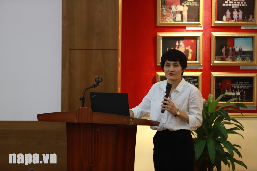 Ms. Nguyen Thi Quyen, Faculty of Document and Administrative Technology, presenting at the conference.