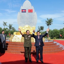 Prime Minister Pham Minh Chinh and Prime Minister Hun Sen visited the memorial stone at X16 area in Loc Tan commune, Loc Ninh district, Binh Phuoc province - the first stop in Vietnamese territory of Prime Minister Hun Sen and his team on June 20, 1977.