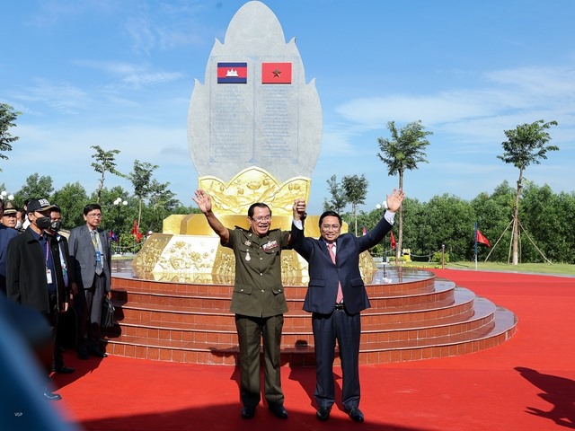 Prime Minister Pham Minh Chinh and Prime Minister Hun Sen visited the memorial stone at X16 area in Loc Tan commune, Loc Ninh district, Binh Phuoc province - the first stop in Vietnamese territory of Prime Minister Hun Sen and his team on June 20, 1977. 