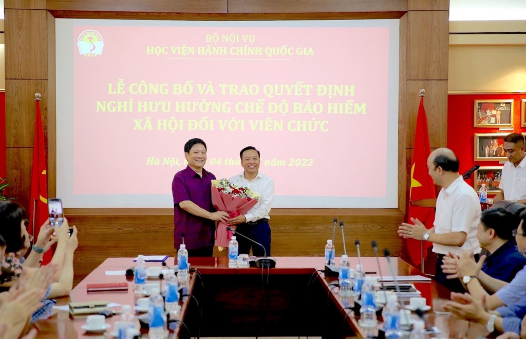 Dr. Nguyen Dang Que, NAPA Executive Vice President congratulating Dr. Le Nhu Thanh.