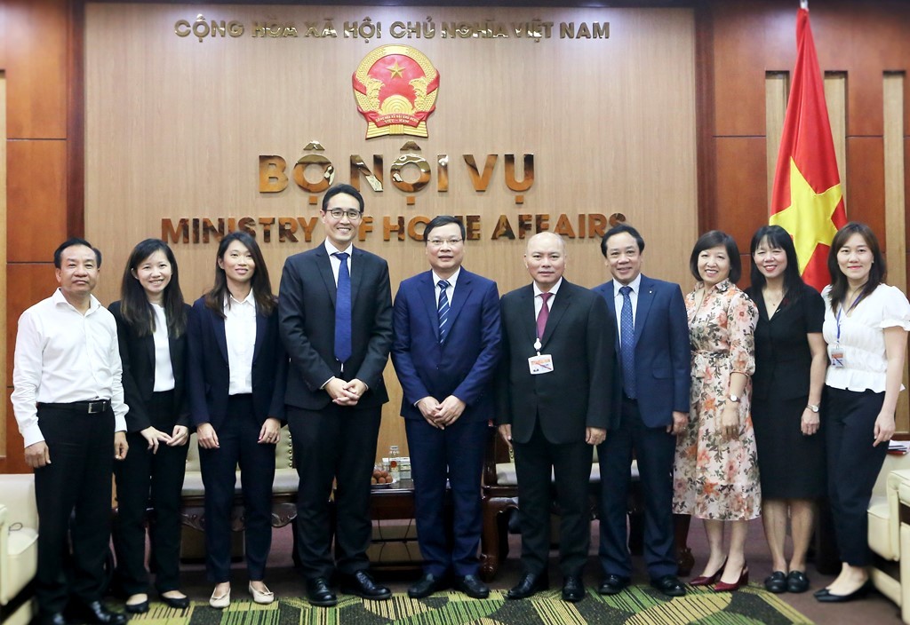 Vice Minister Truong Hai Long and the meeting participants   