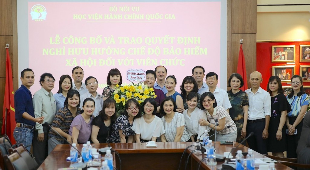 Faculty of Administrative Sciences and Organization – Personnel Management taking photos with Dr. Le Nhu Thanh. 