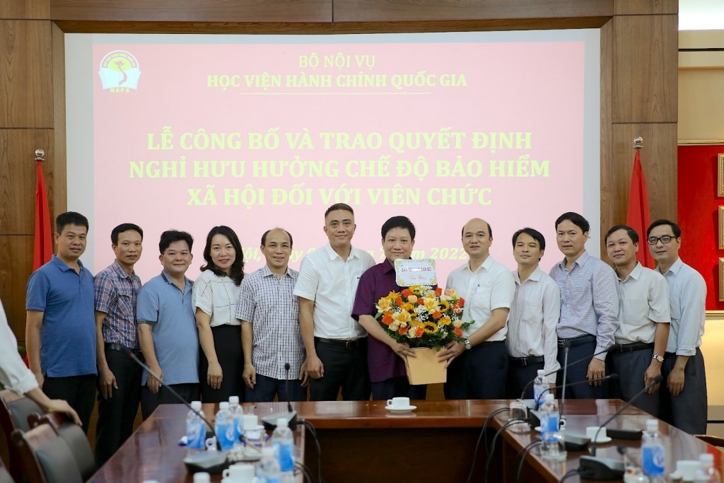 Department of Personnel and Organization taking photos with Dr. Le Nhu Thanh.
