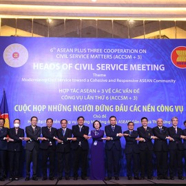 Viet Nam's Minister of Home Affairs Pham Thi Thanh Tra taking a photo with the Heads of ASEAN and ASEAN+3 delegations