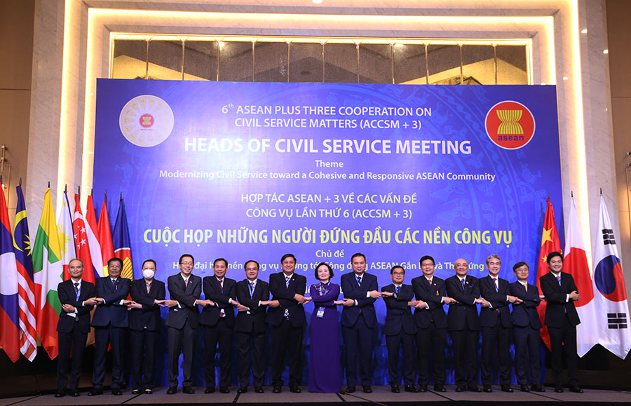 Viet Nam's Minister of Home Affairs Pham Thi Thanh Tra taking a photo with the Heads of ASEAN and ASEAN+3 delegations 