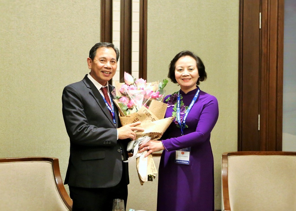 Minister Pham Thi Thanh Tra presenting flowers to celebrate the birthday of Lao Deputy Minister of Home Affairs Nisith Keopanya