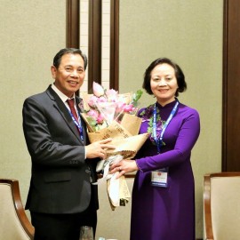 Minister Pham Thi Thanh Tra presenting flowers to celebrate the birthday of Lao Deputy Minister of Home Affairs Nisith Keopanya