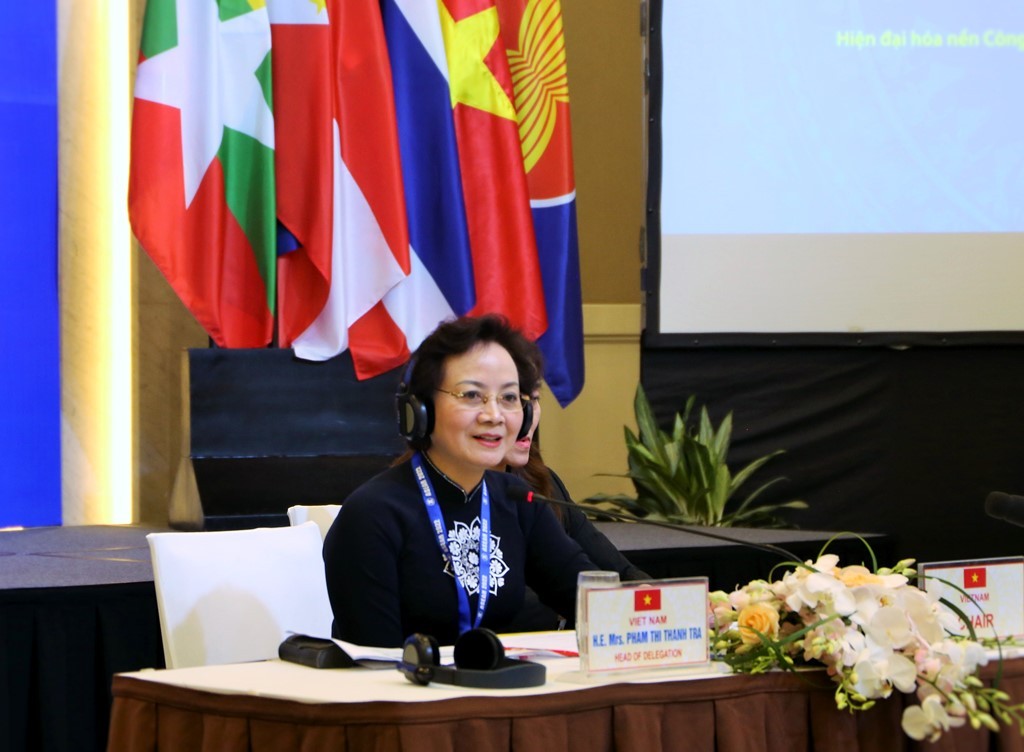 Minister Pham Thi Thanh Tra chairing the meeting