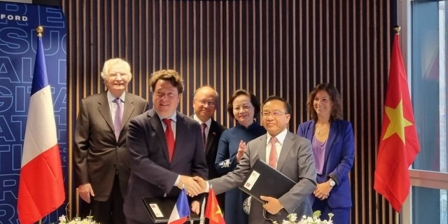 Mr. Elian Pilvin and Mr. Nguyen Dang Que signing the cooperation agreement