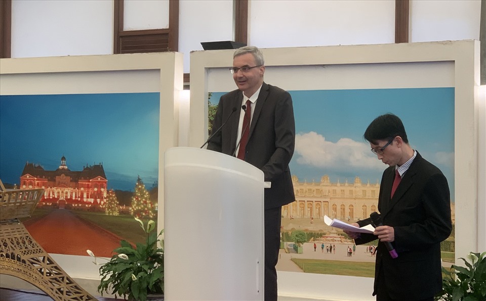 French Ambassador to Viet Nam Nicolas Warnery introducing the French reforms in the field of high-level civil service training to Vietnamese partners.