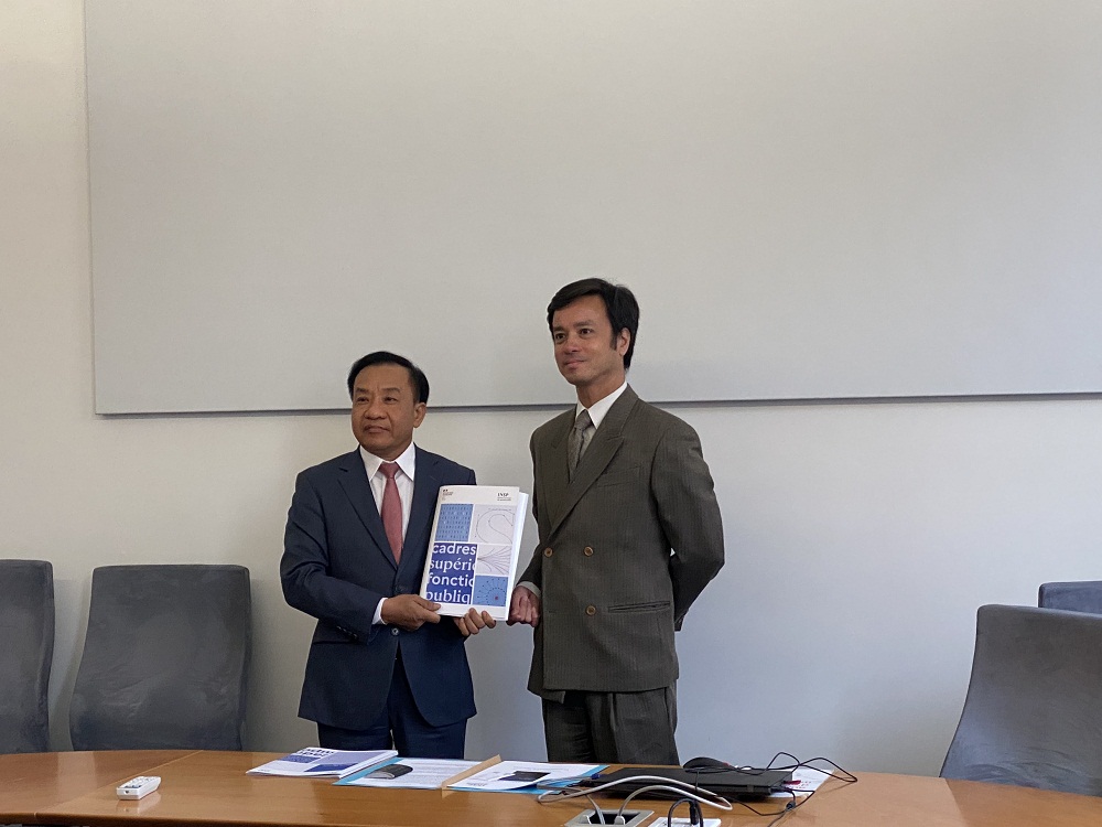 Mr. Alexandre TRAN, Manager of international projects and partners in Asia - America (MPPI), INSP presenting certificates for 40 participants of the training course on decentralization and modernization of civil service organized by NAPA in collaboration with the National Institute of Public Service (INSP), France in June 2022 to Dr. Nguyen Dang Que, NAPA Executive Vice President