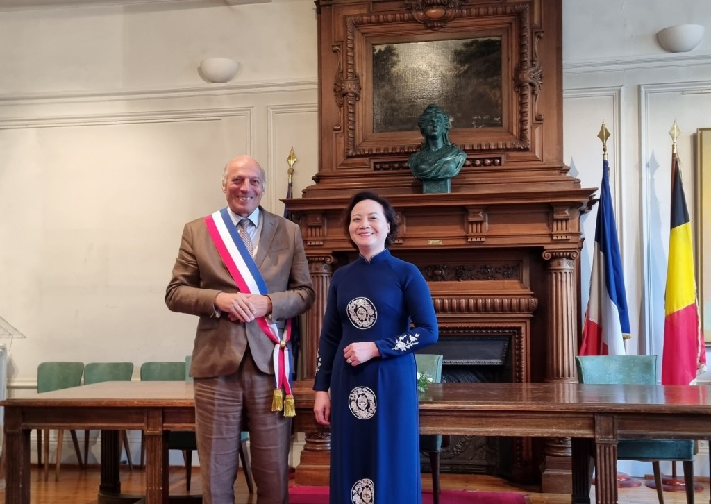 Minister Pham Thi Thanh Tra visiting President Ho Chi Minh's residence and working place in Le Havre city 