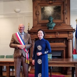 Minister Pham Thi Thanh Tra visiting President Ho Chi Minh's residence and working place in Le Havre city