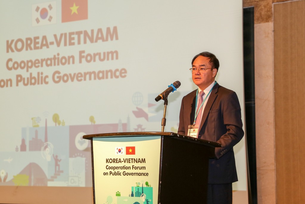  Vice Minister Vu Chien Thang delivering the opening speech of the Forum. 
