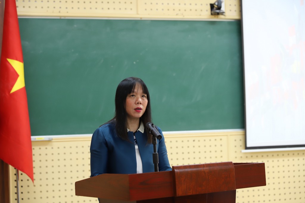 Ms. Pham Thi Quynh Hoa, Director General of the Department of International Cooperation, NAPA, announcing the Decisions on completing the training courses.
