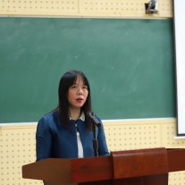 Ms. Pham Thi Quynh Hoa, Director General of the Department of International Cooperation, NAPA, announcing the Decisions on completing the training courses.