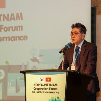 Mr. Lee Kyoung Dock, Ambassador of the Korean Embassy in Viet Nam, speaking at the Forum.