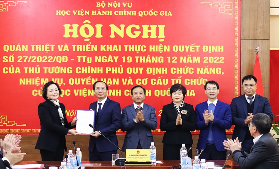 Under the authorization of the Prime Minister, Minister Pham Thi Thanh Tra handed over Decision No. 27/2022/QD-TTg to the NAPA Board of Directors.