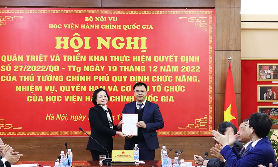 Minister Thi Thanh Tra handed over Decision No. 1278/QD-BNV to Mr. Nguyen Quoc Suu