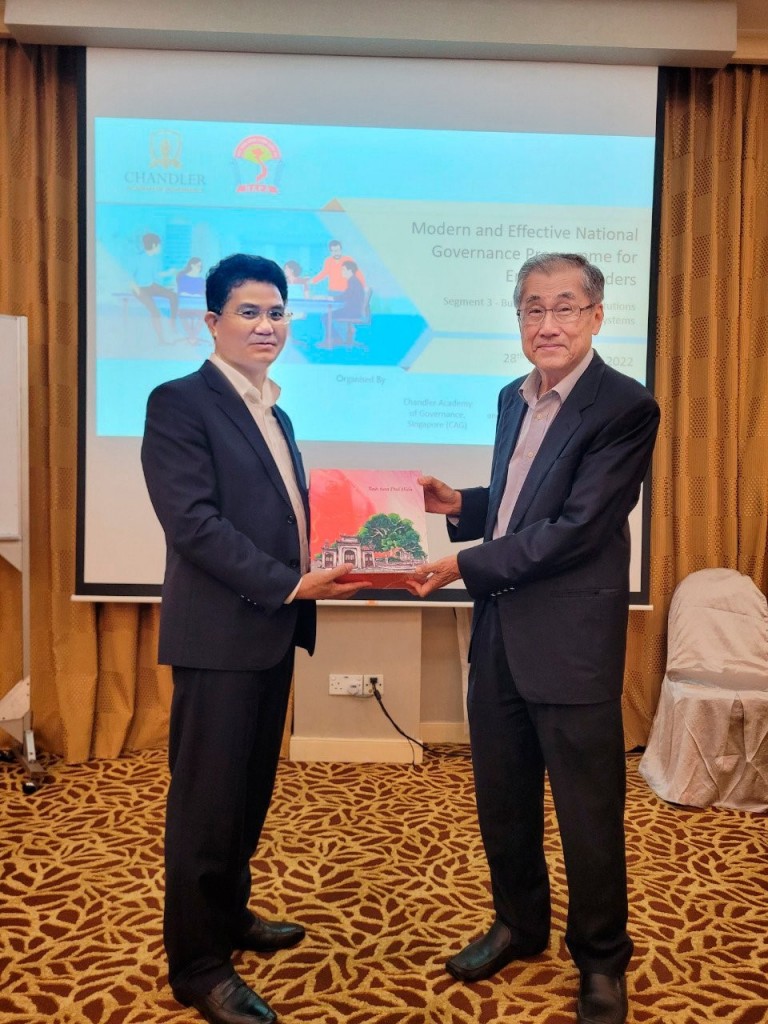 Mr. Le Quang Hoa - Director of the Department of Home Affairs of Hung Yen province, head of the participants presenting souvenirs to Mr. Lam Chuan Leong - Former Permanent Ambassador and Chairman of the Competition Commission of Singapore, lecturer in the program.