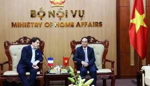 Vice Minister Vu Chien Thang and Mr. Elian Pilvin discussing at the meeting.