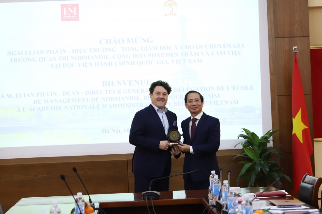 NAPA President Nguyen Ba Chien, on behalf of the Academy's Board of Directors, giving Mr. Elian Pilvin a present.