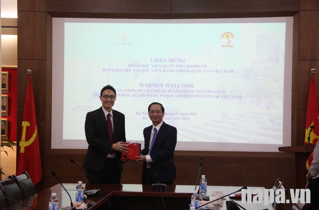 Assoc.Prof.Dr. Nguyen Ba Chien presenting a souvenir to Mr. Kenneth Sim.