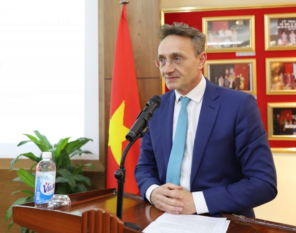 Mr. Béla Hégédus, Deputy Counselor for Cooperation and Cultural Activities Service, representative of the French Embassy in Viet Nam, delivering the opening remarks.