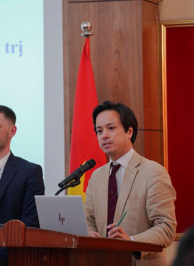 Mr. Alexandre Tran Chuong, Senior Project Manager and International Partner in Asia and the America Regions, INSP and Mr. Nathan Kuentz, INSP student, introducing INSP.