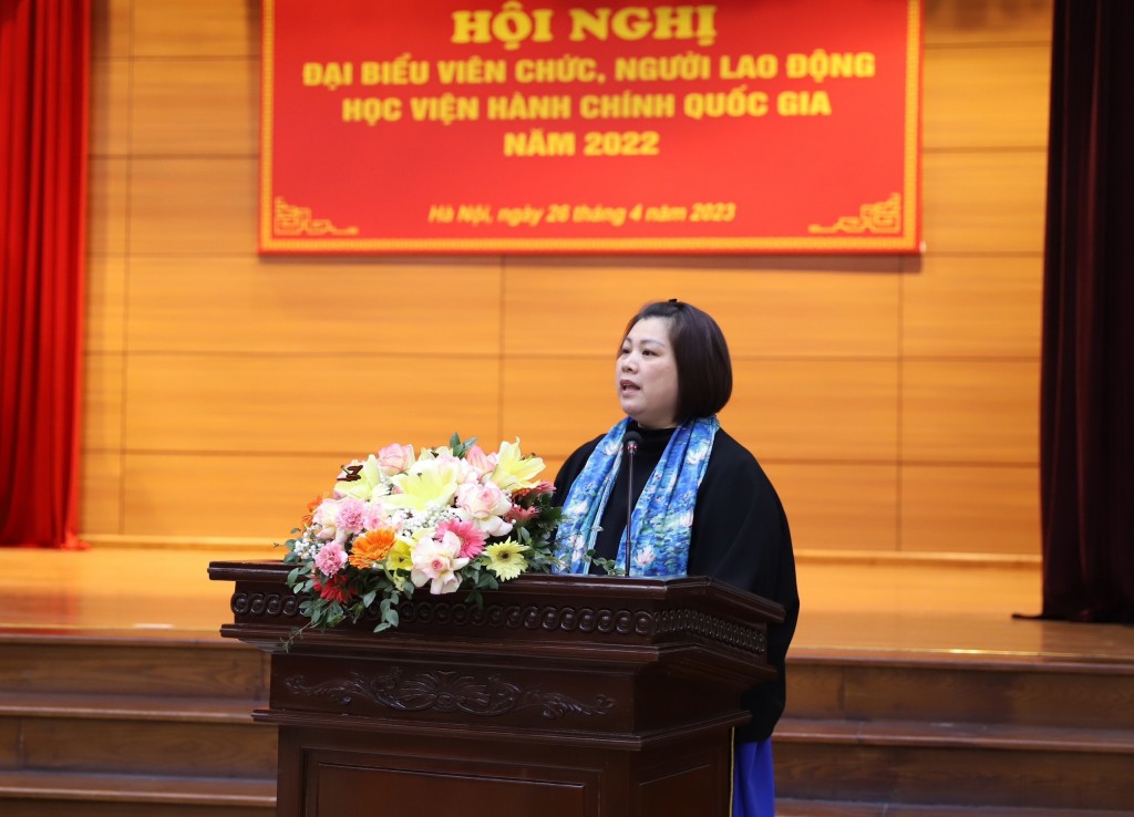 Lecturer Tran Thanh Xuan, Faculty of Archival Studies and Office Administration, speaking at the Conference