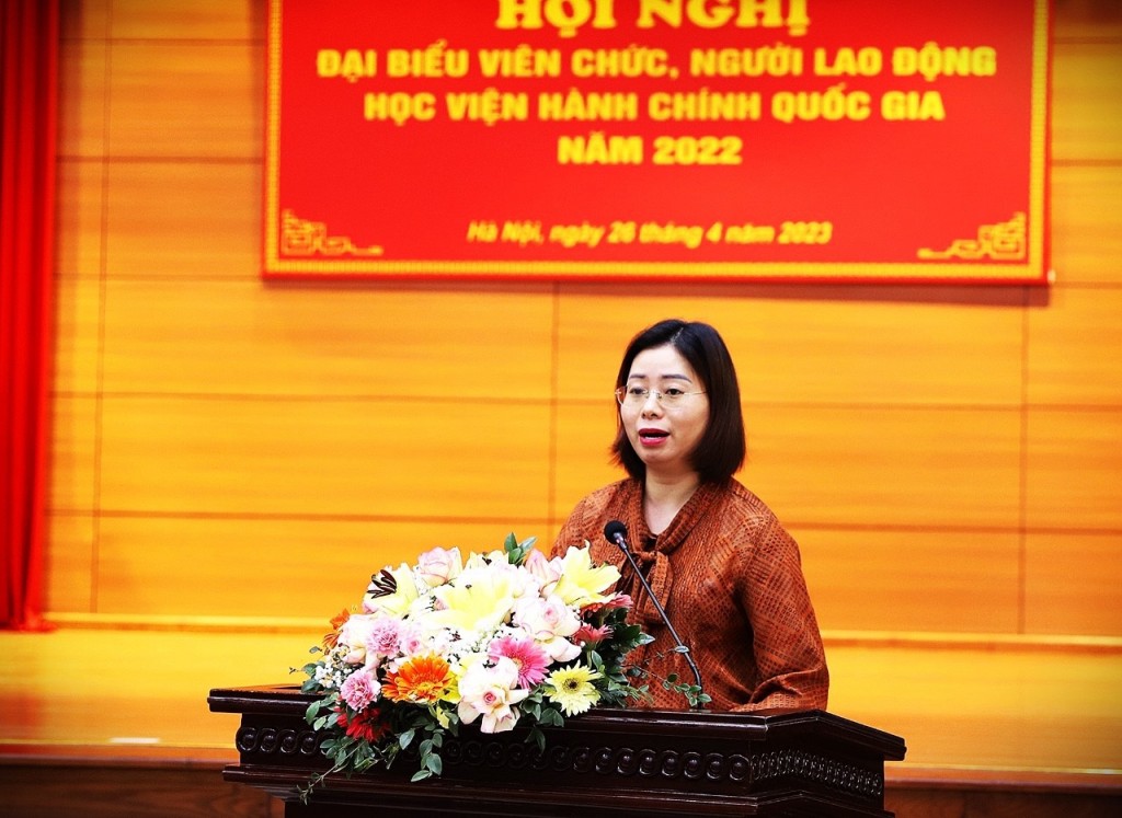 Dr. Nguyen Thi Thanh Huong, Faculty of Archival Studies and Office Administration, speaking at the Conference