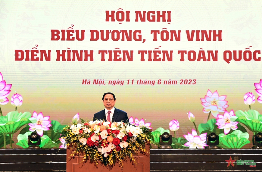 Prime Minister Pham Minh Chinh congratulating and praising the exemplary advanced individuals at the Conference.