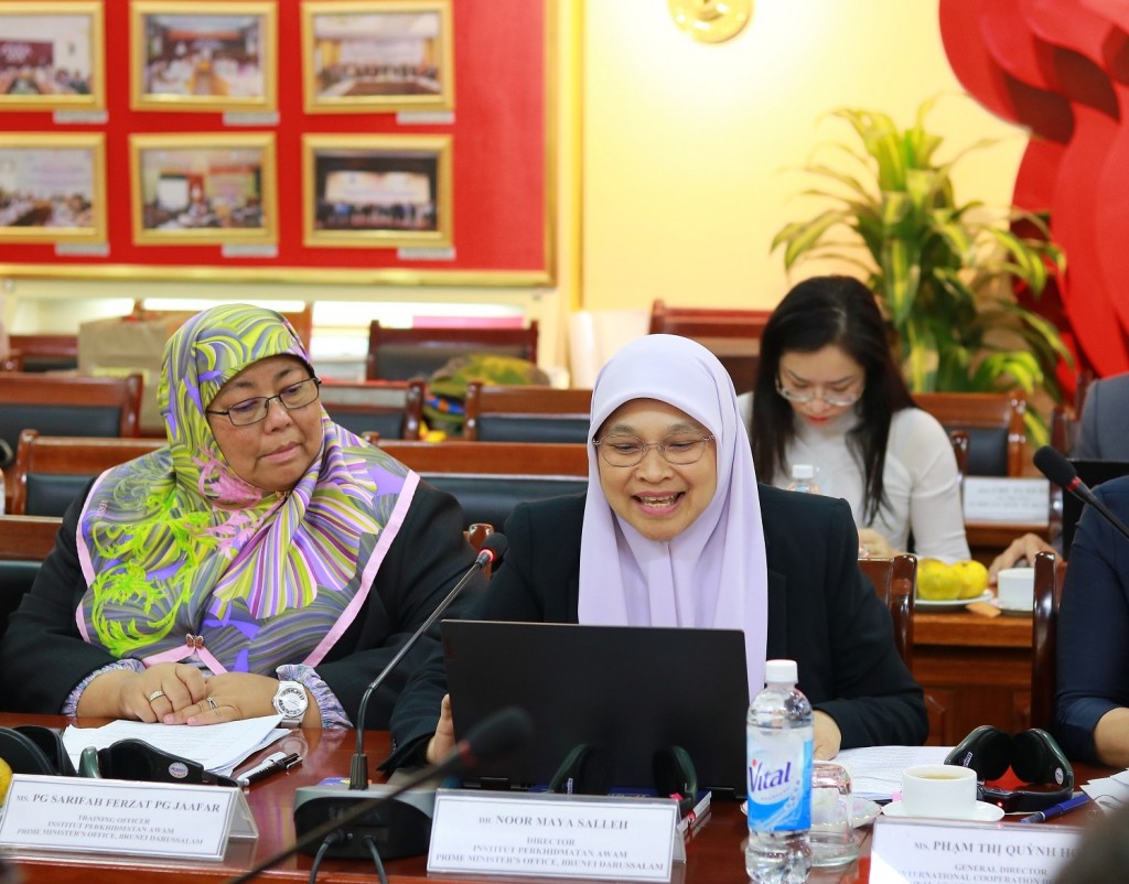 Dr. Noor Maya Salleh, Director, Institut Perkhidmatan Awam, Prime Minister’s Office, Brunei Darussalam, speaking at the meeting