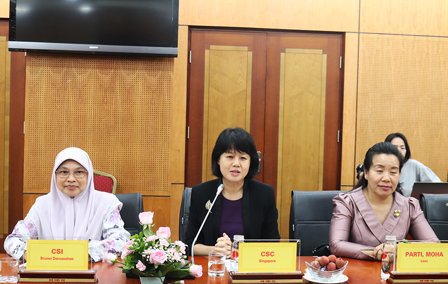 Ms. Ong Toon Hui, Dean & CEO, Civil Service College, Singapore, speaking at the meeting.
